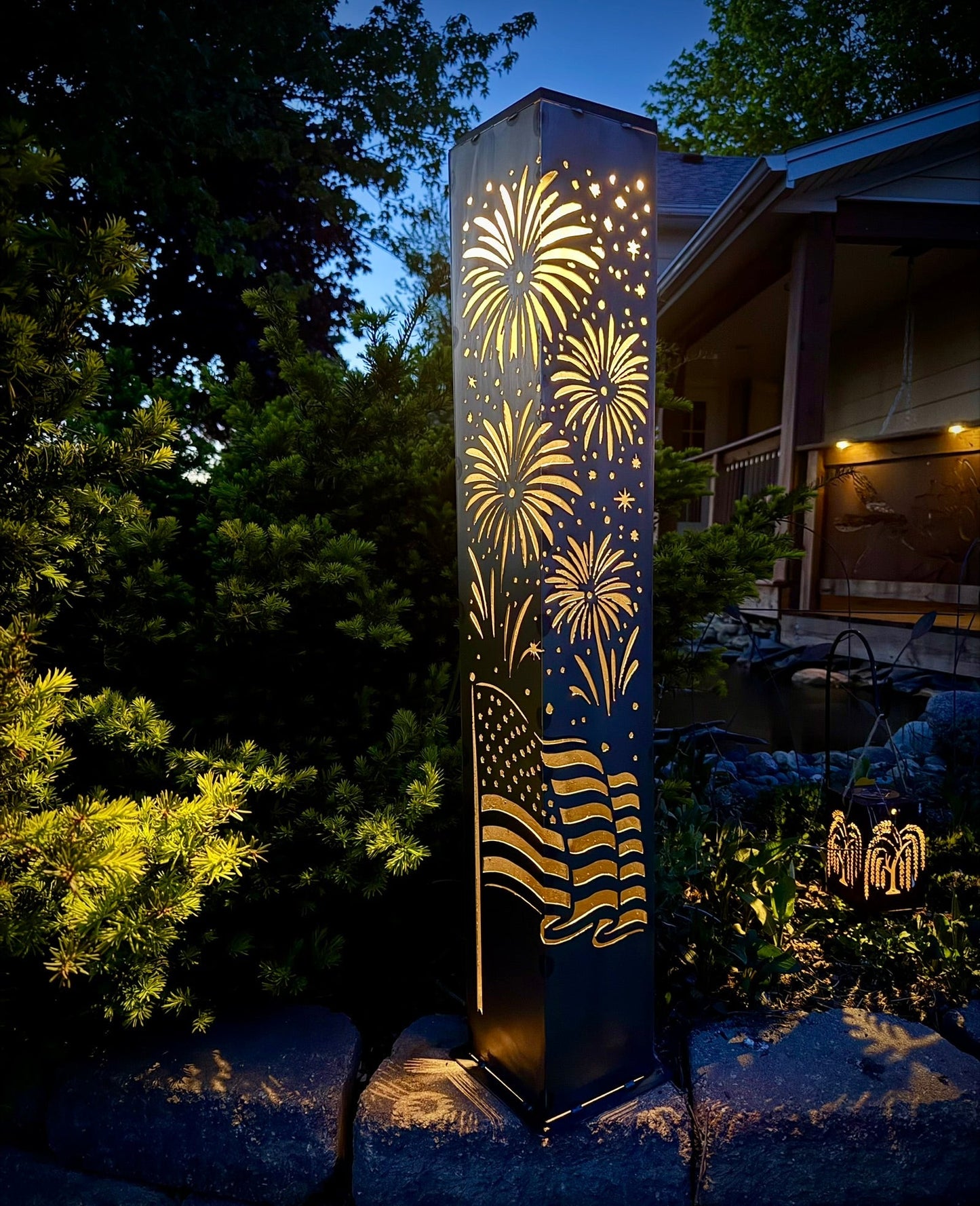 Star-Spangled Nights – Steel Solar Luminary Pillar | 40-inch
